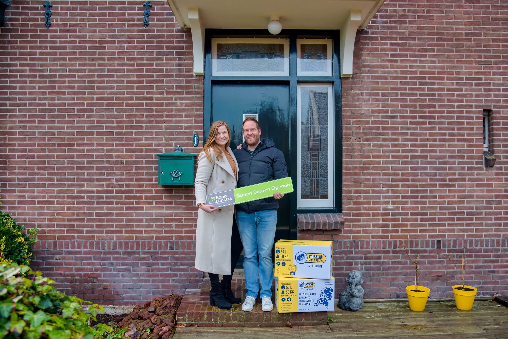 Mark en Tamar staan voor hun nieuwe huis in Amstelhoek
