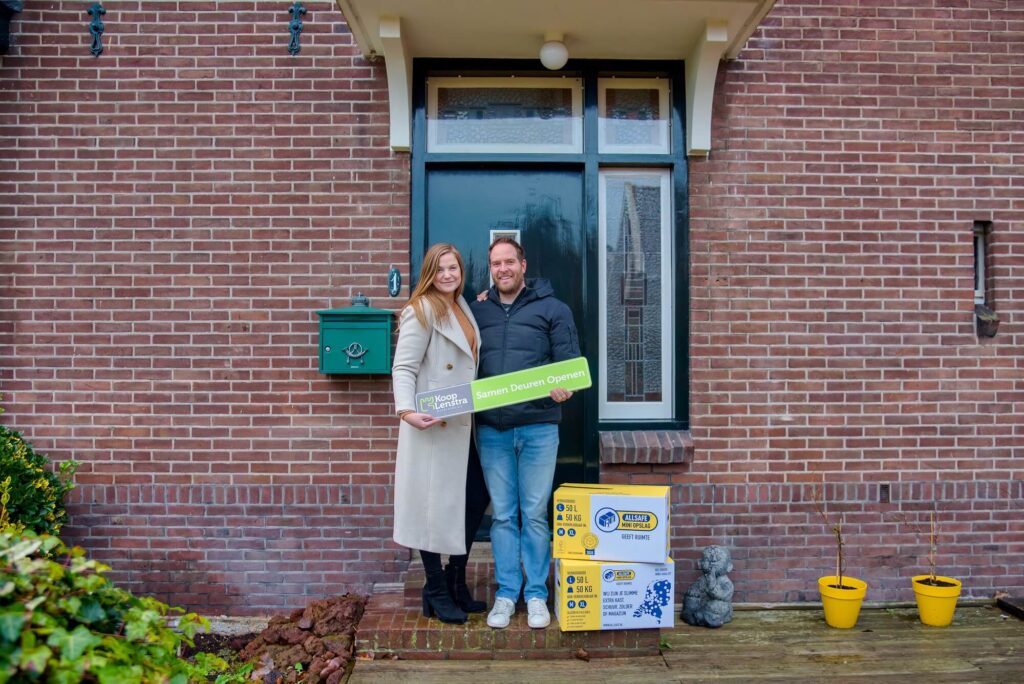 Mark en Tamar staan voor hun nieuwe woning in Amstelhoek